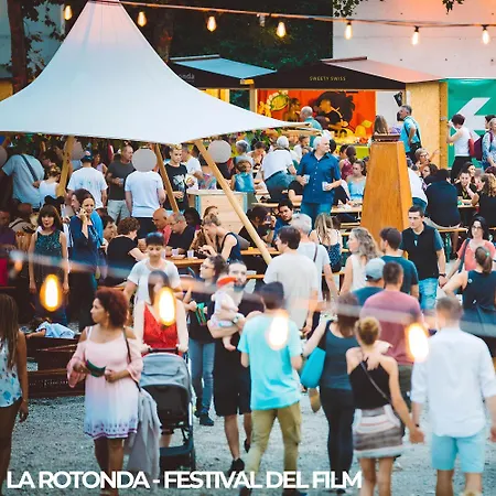 Center - Free Parking, Netflix And Wifi *